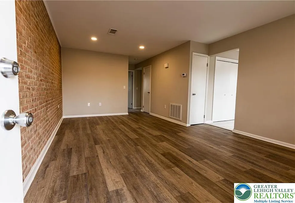 2 bed, 1.5 bath, 1000 sqft, $1,850 — Photo 3