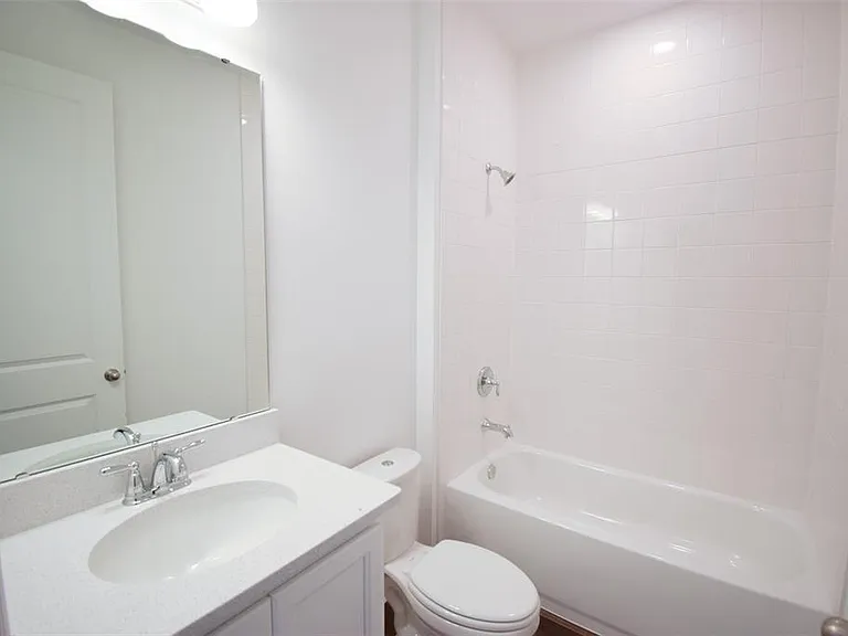 2370 Lancashire St — Photo 25