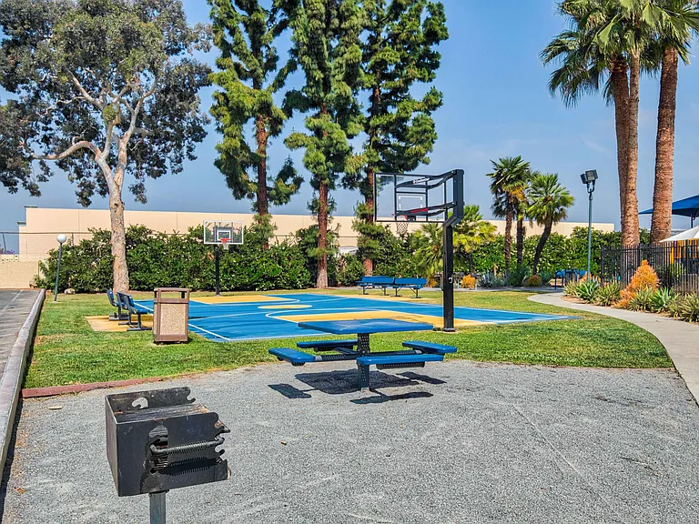 Serrano Apartments — Photo 31