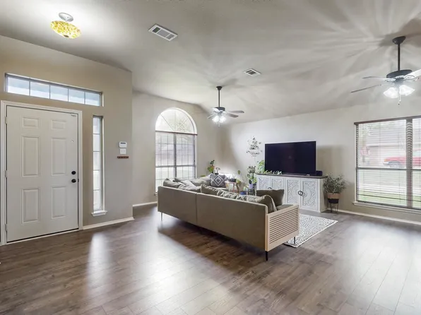 921 S Ridge Dr, Midlothian, TX 76065