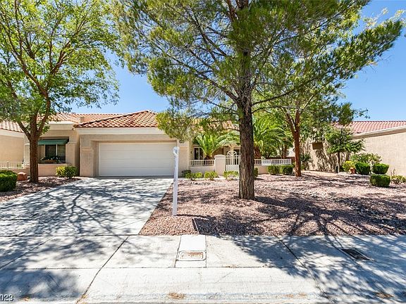 3rd image of 2421 Desert Butte Dr