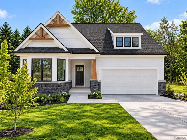 3065 Wyvern Rd, Lake Orion, MI 48359