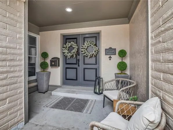 10747 Glenwood St, Overland Park, KS 66211
