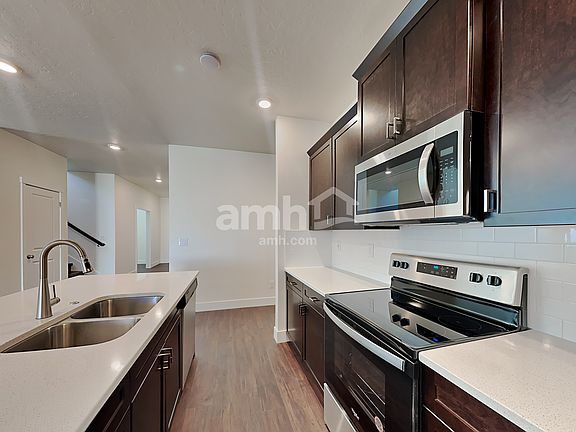 3rd image of 1334 N Barkvine Ave