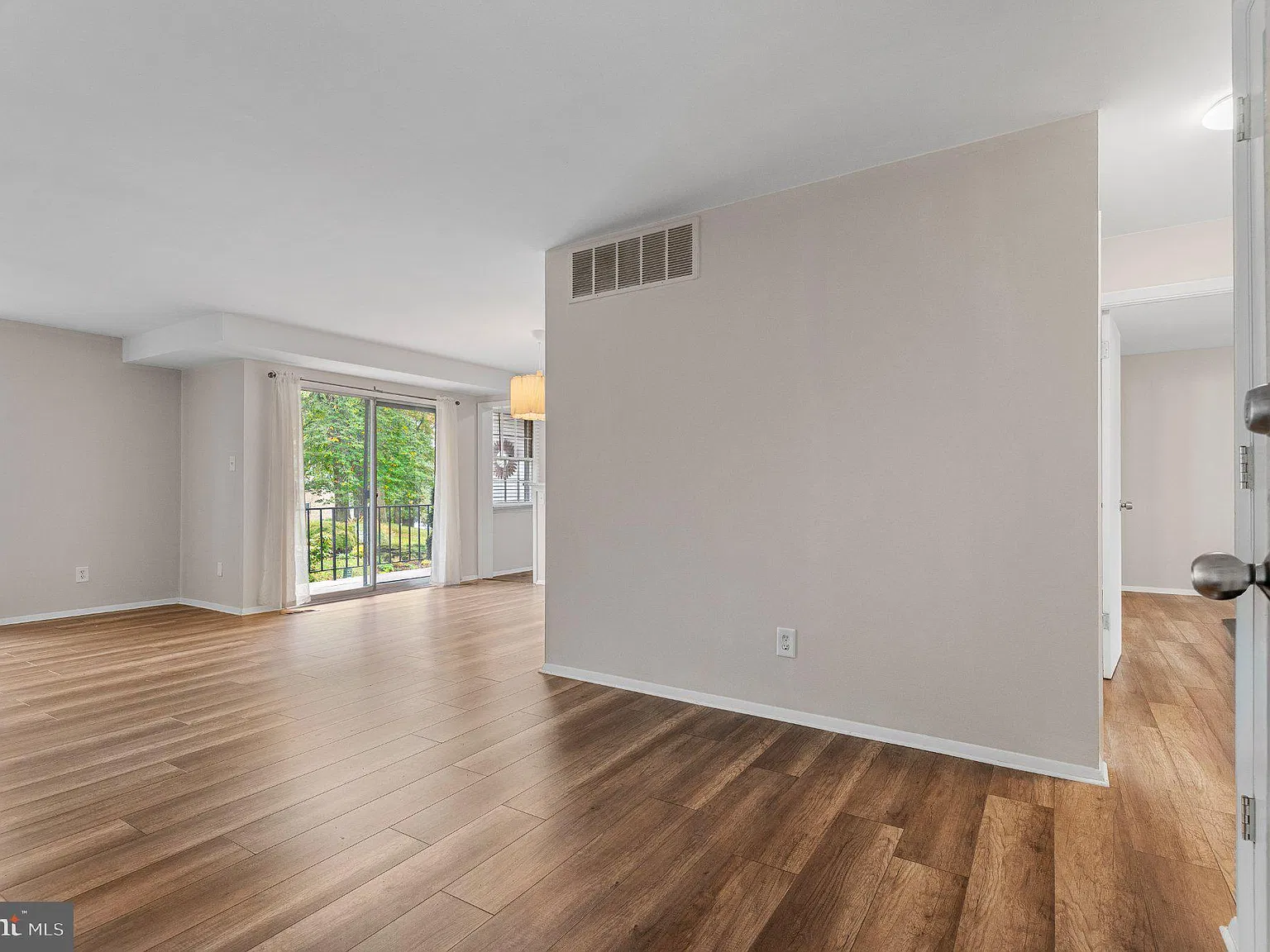 2 bed, 2.0 bath, 1065 sqft, $2,100 — Photo 2