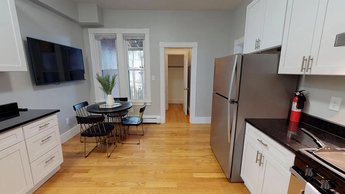 Private Bedroom in Gorgeous Somerville Apartment, Right by Assembly Square - 43 Temple Street — Photo 2