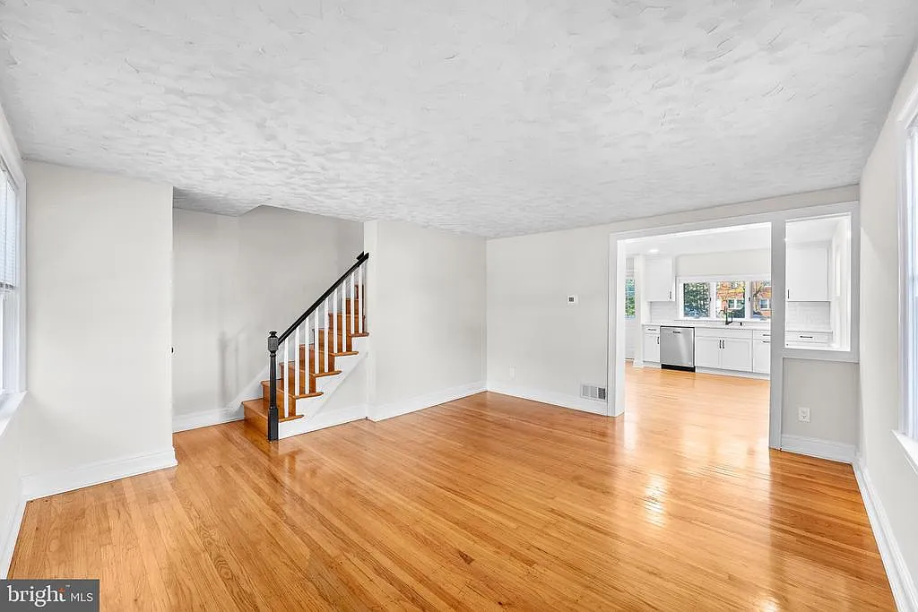 3 bed, 1.5 bath, 1150 sqft, $2,200 — Photo 2