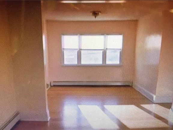 5th image of 30 Rossiter Ave