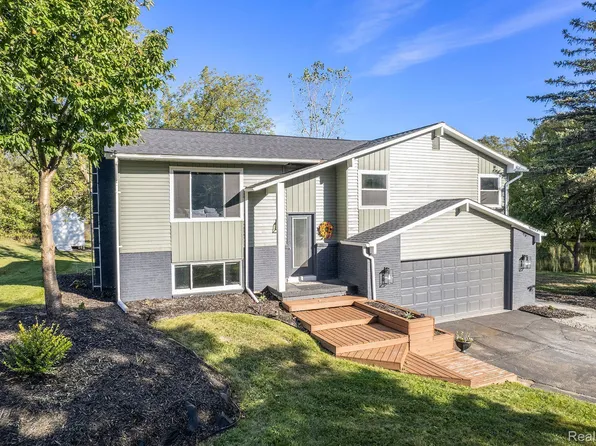 9385 Ruby Rd, Holly, MI 48442