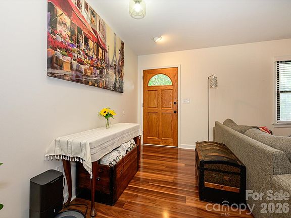 3rd image of 1106 Robinhood Ln