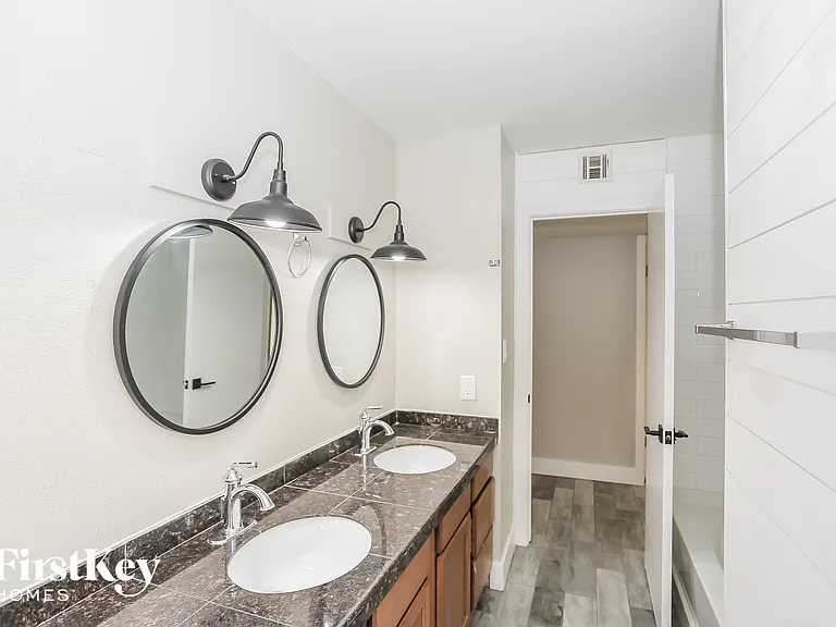 4409 W Griswold Rd — Photo 8