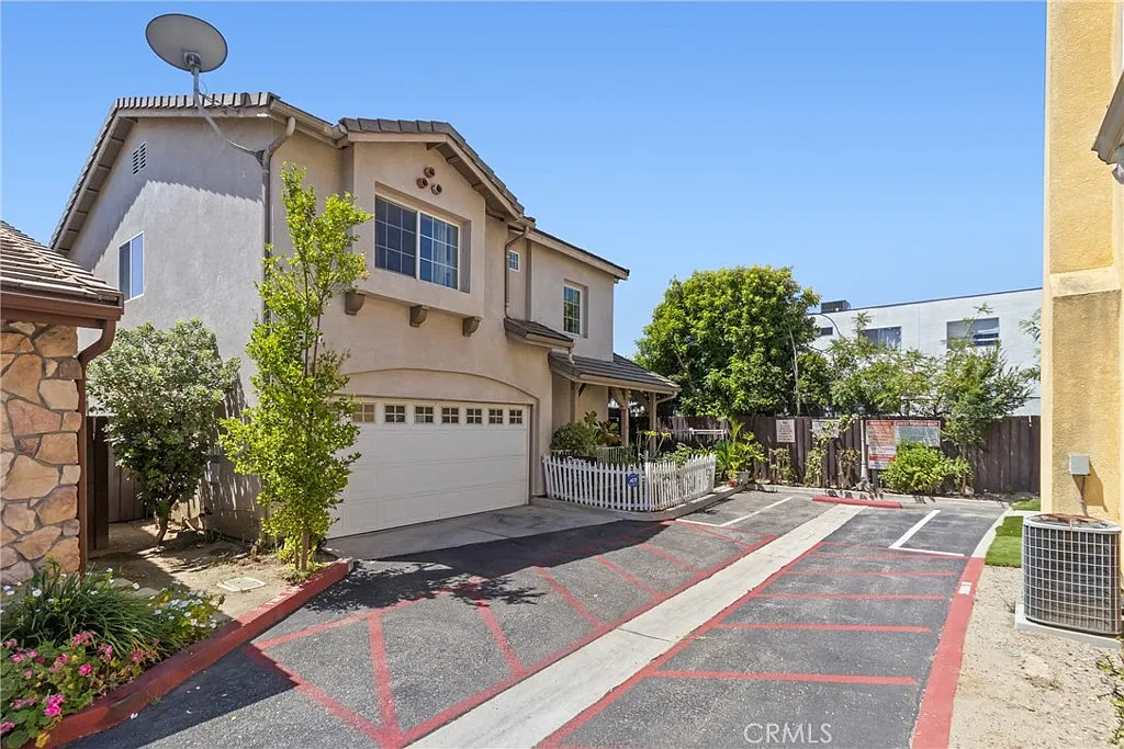4 bed, 2.5 bath, 1793 sqft, $3,500 — Photo 2