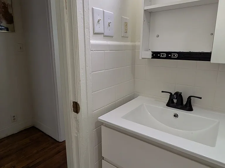 958 Montgomery St — Photo 11