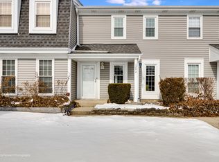 1294 Downing St, Roselle, IL 60172