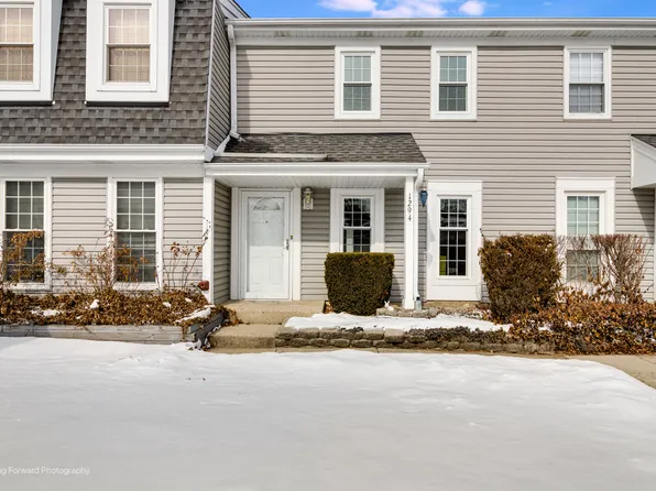 1294 Downing St, Roselle, IL 60172