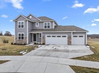 177 Emerald Cir, Saukville, WI 53080
