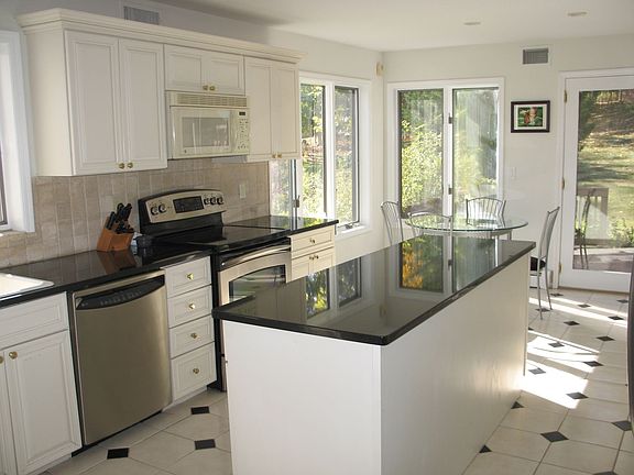 4th image of 36 Chestnut Hill Ln