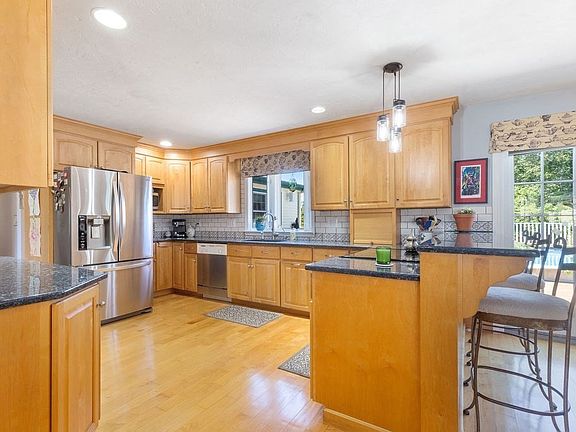 3rd image of 220 Hancock St