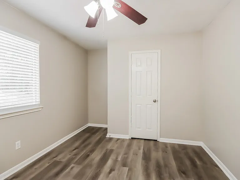 18450 Hollow Oaks Cir — Photo 18