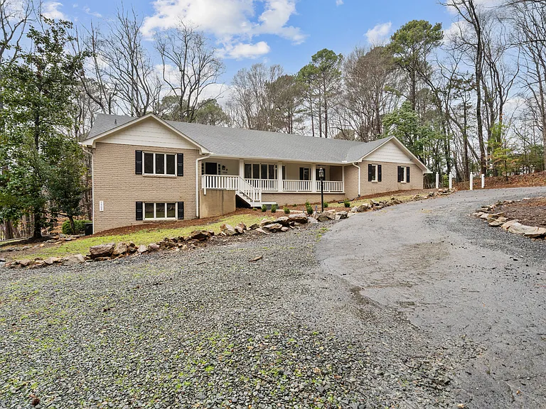 1504 Homestead Rd — Photo 2