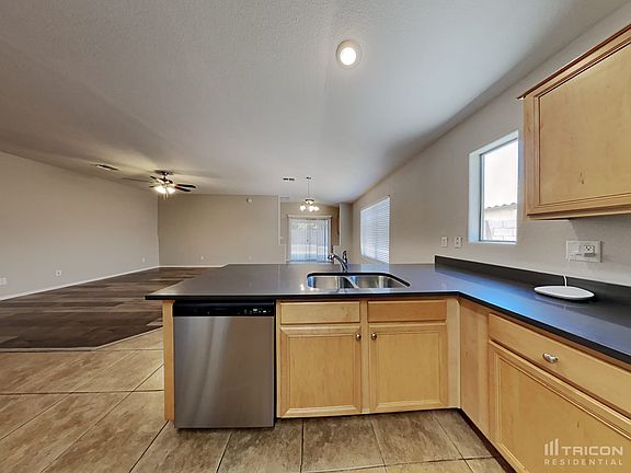 5th image of 81 W Hereford Dr