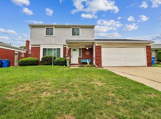 27052 Sutherland Ave, Warren, MI 48088