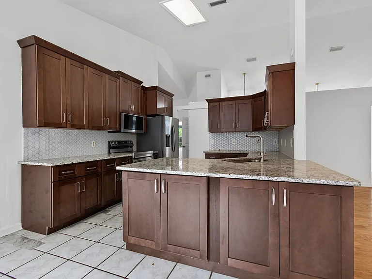 2324 NW 40th Pl — Photo 5