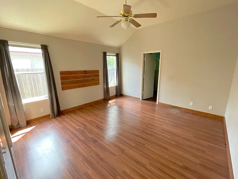 218 Sunshadow Dr — Photo 8