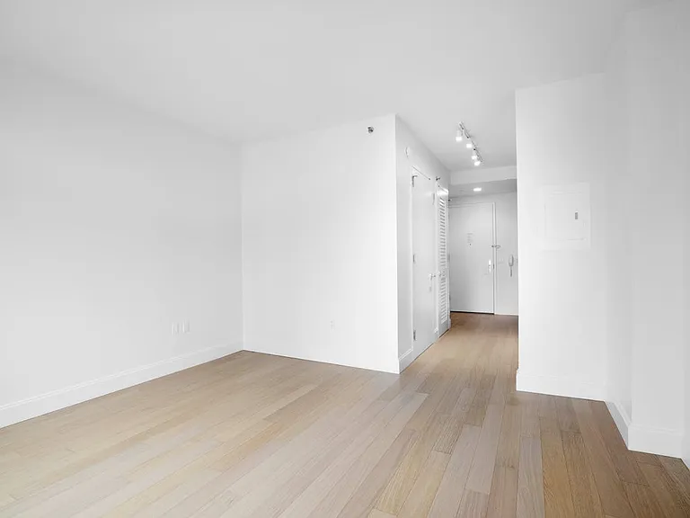 10 City Point #33Q — Photo 4