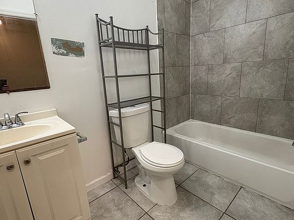 2nd image of 372 6th Ave W Floor 1