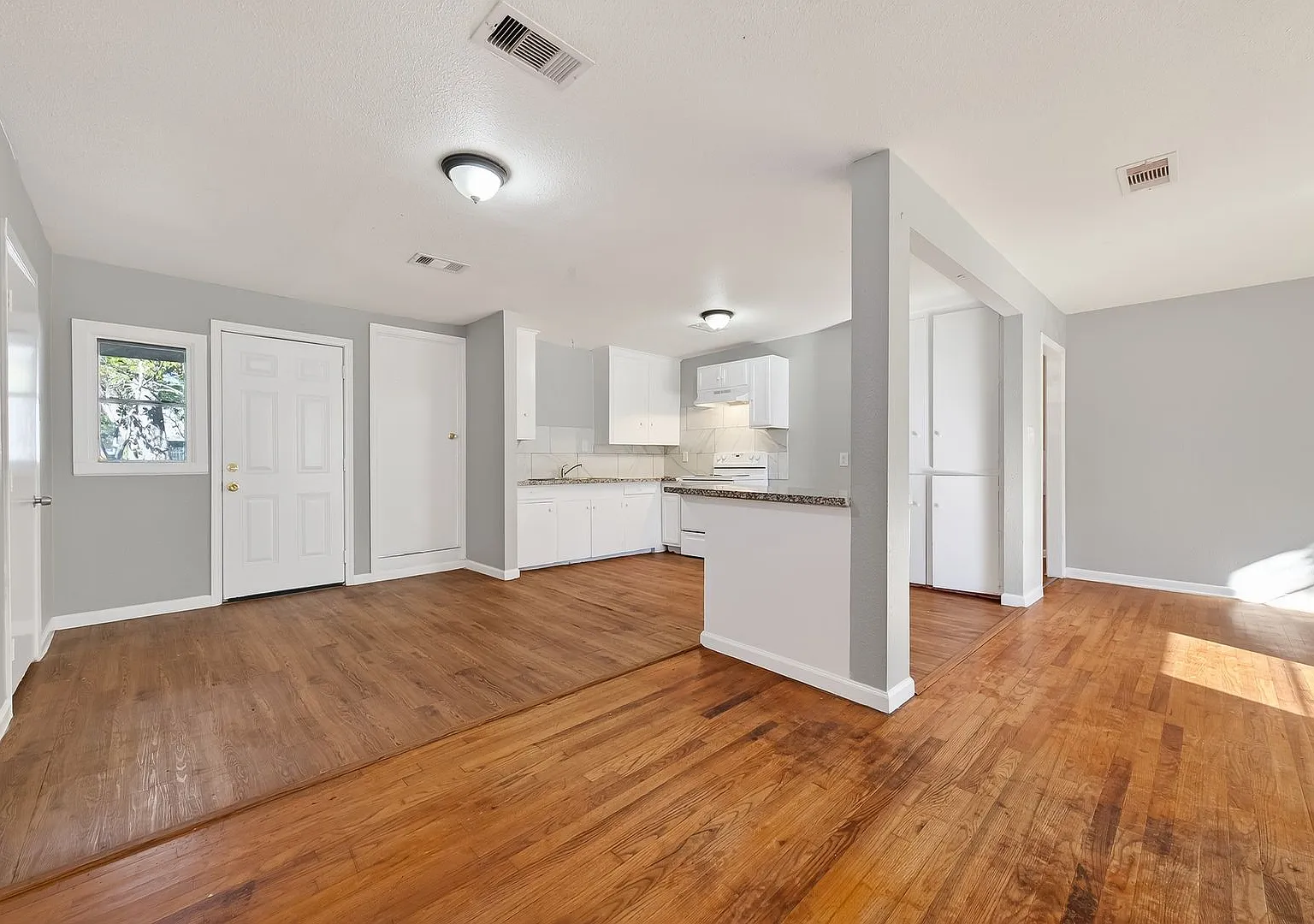 Spacious 4-Bedroom Home Housing Vouchers Accepted — Photo 4