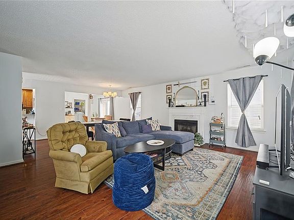 4th image of 832 Gas Light Ln