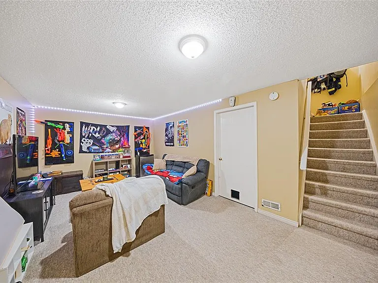 27 York Cres #17 — Photo 20