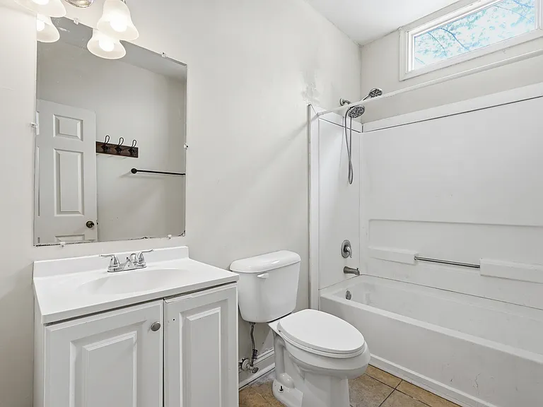 309 W 41st St #B — Photo 8