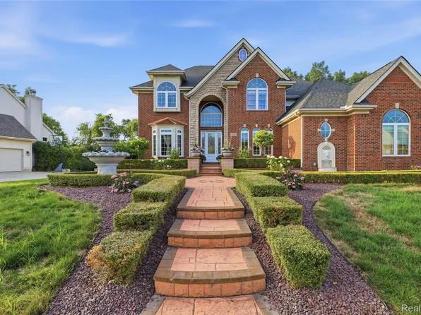 2291 Lake Ridge Dr, Grand Blanc, MI 48439