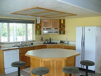 Large Kitchen w/Island
