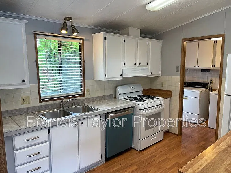 3 bed, 2.0 bath, 1248 sqft, $2,200 — Photo 4