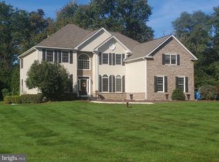 1 Valley View Dr, Newtown, PA 18940