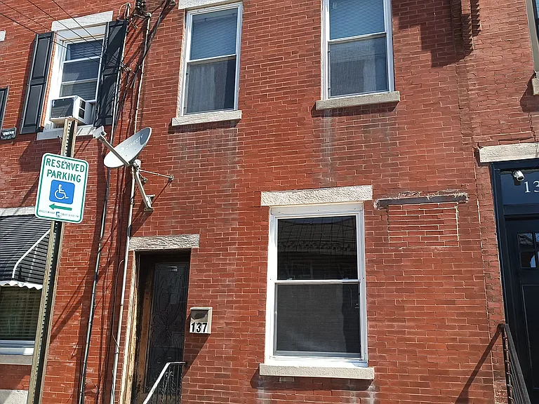 137 Moore St — Photo 2