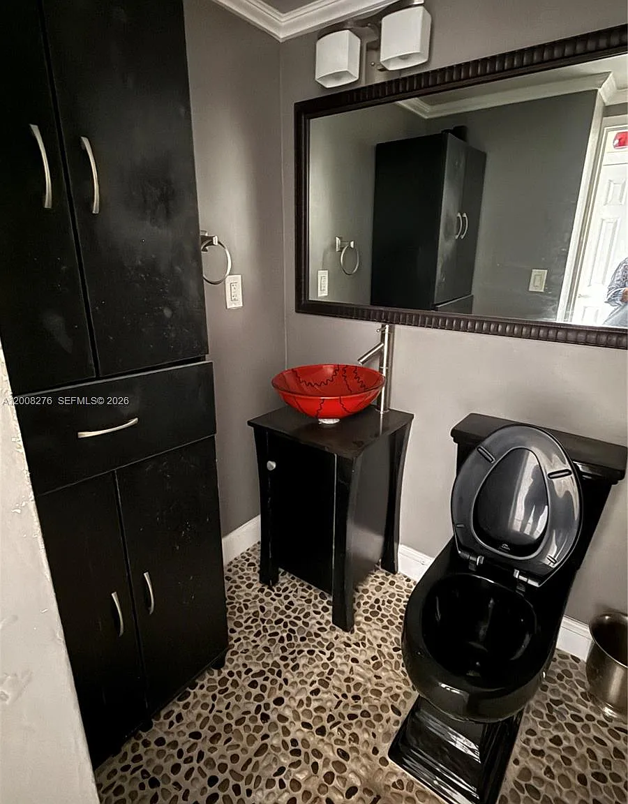 The Amethyst Condo — Photo 2