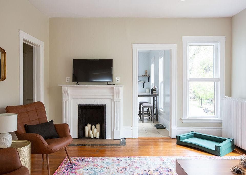 1st image of 902 22nd St W #1