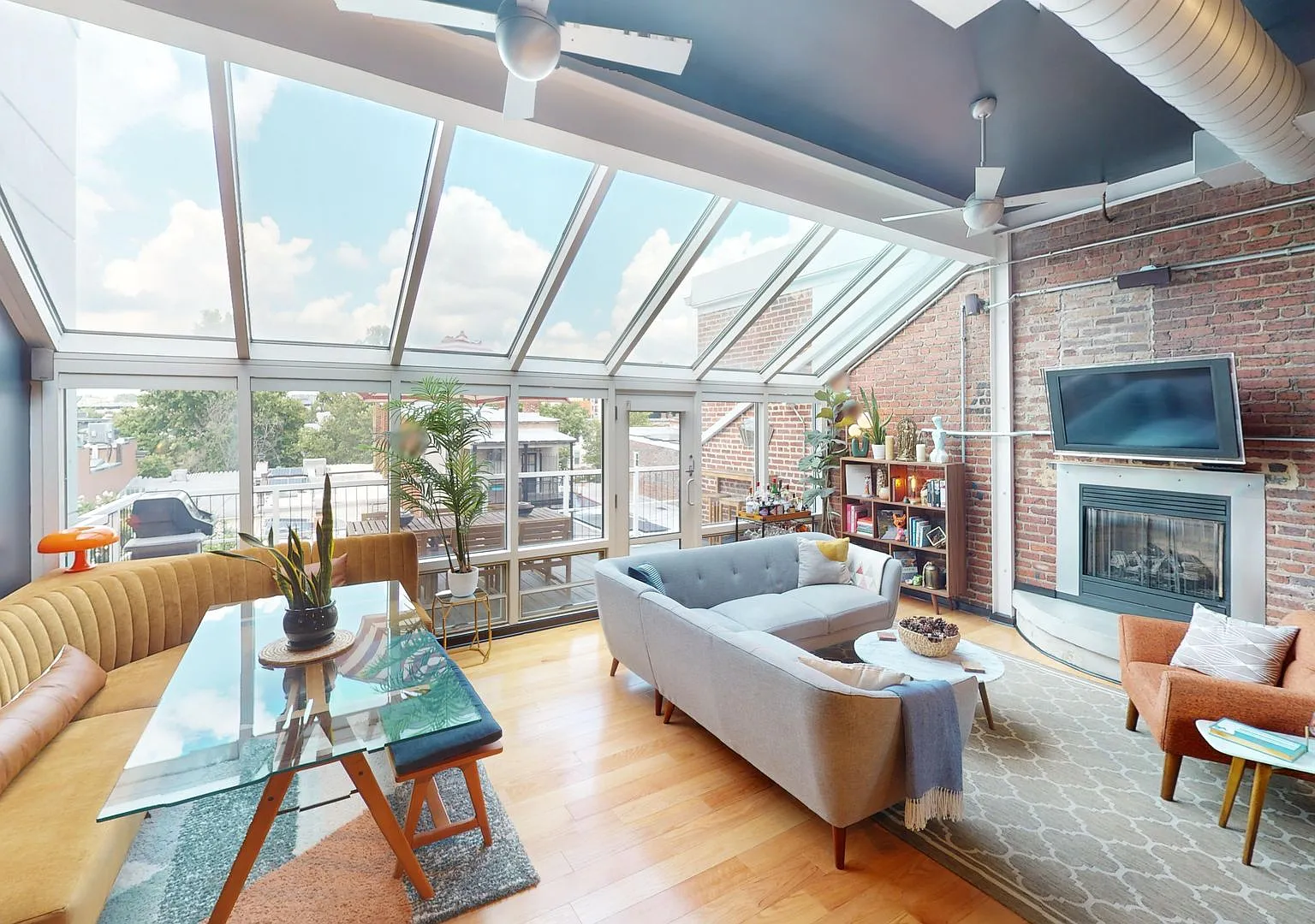 Stunning Penthouse Two Bedroom W/Private Balcony, Parking Included on Church Street! — Photo 3