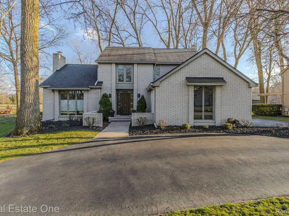 33815 Walnut Ln, Farmington Hills, MI 48331