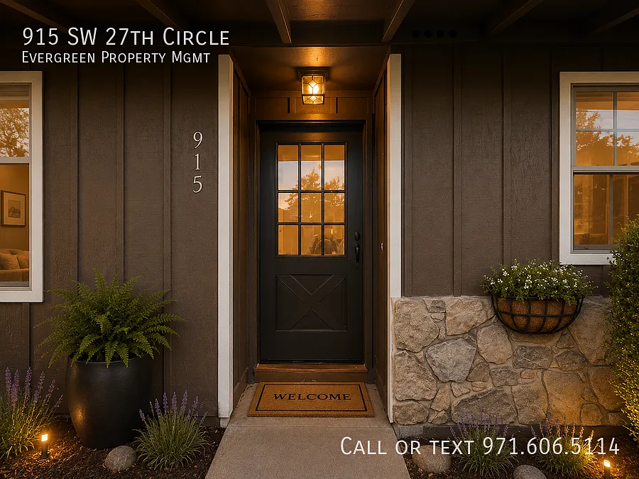 Beautiful 2 bdrm, 1 bath Duplex- Large fenced backyard with a Garage! — Photo 3