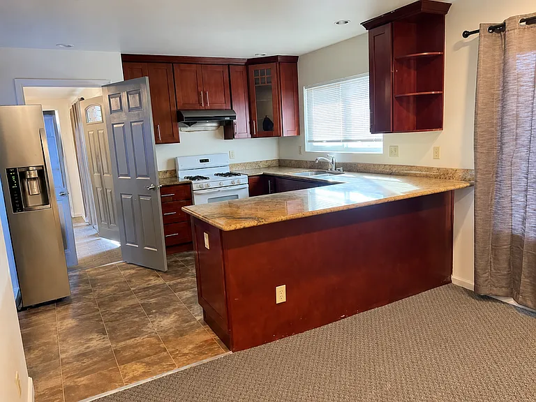 1032 Castlewood Dr — Photo 3