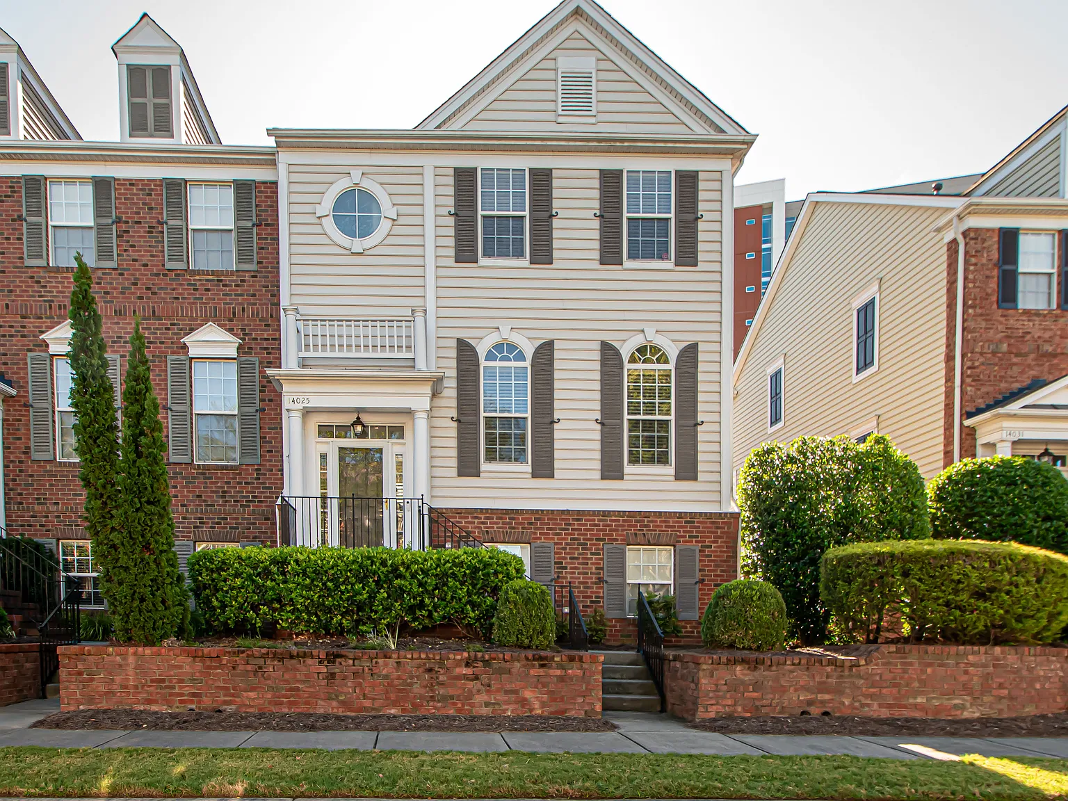 2 bed, 2872 sqft, $3,200 — Photo 2