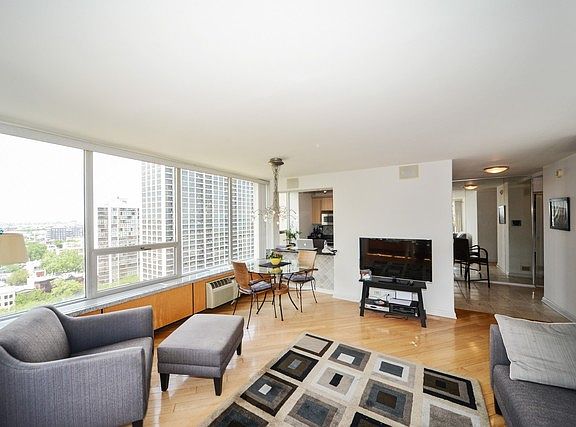 4th image of 70 W Burton Pl APT 1807F