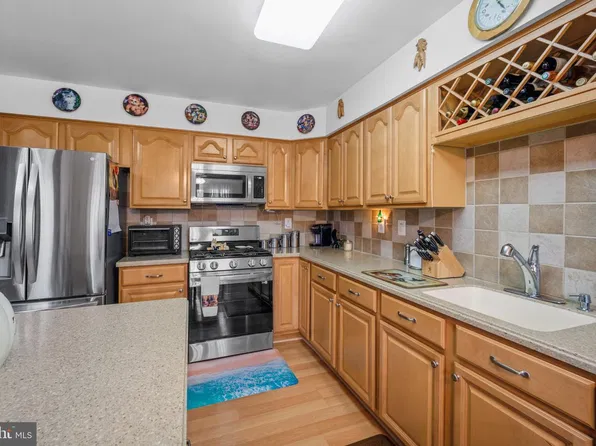 304 Holly Hill Ct, Warminster, PA 18974