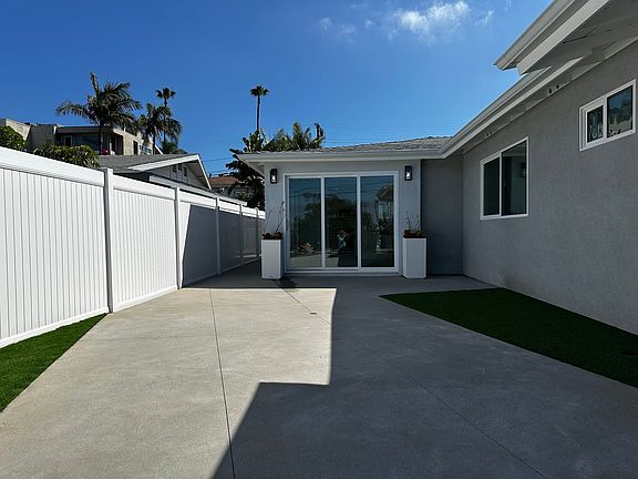 5th image of 2065 Edinburg Ave