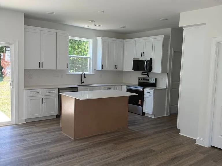 340 Hudson St — Photo 6